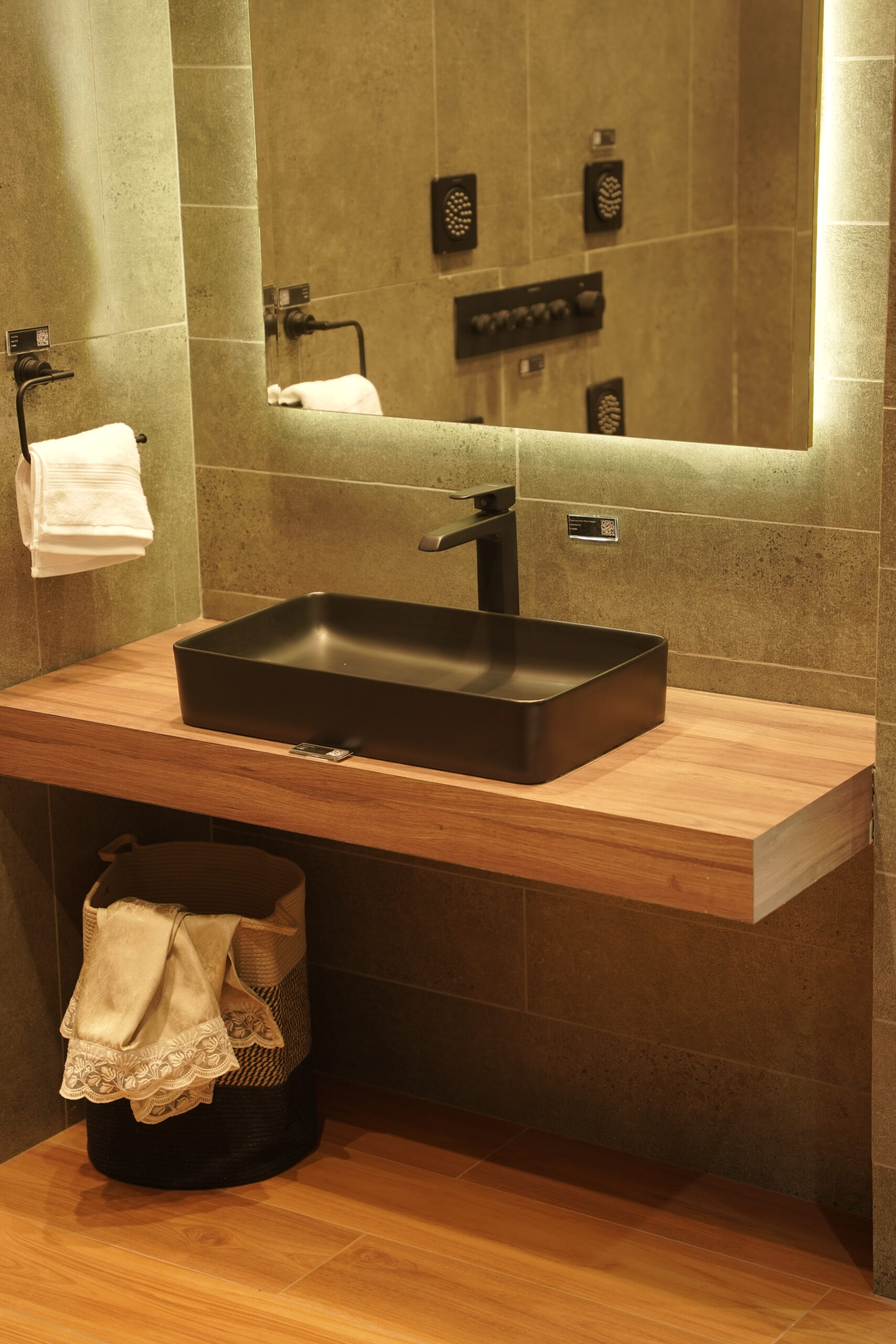 Freestanding bath detail